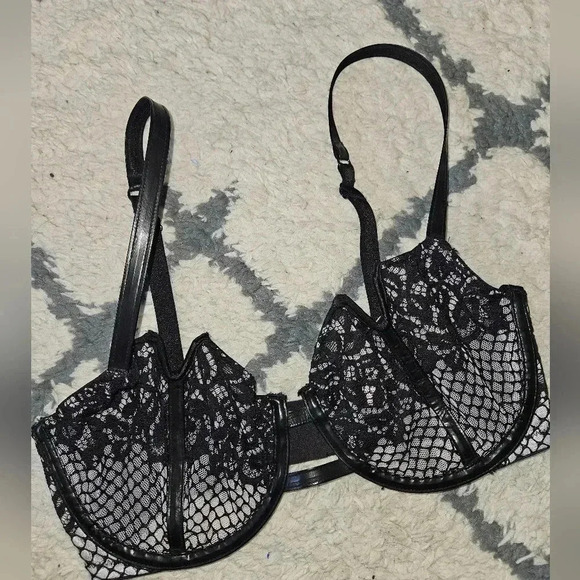 Victoria's secret bra with faux leather details 32dd - Picture 1 of 4